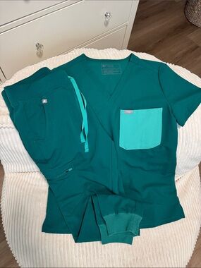 Figs scrub set in hunter green